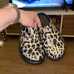 OOFOS Black and White Leopard Print Mules M6/W8
